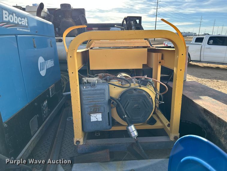 image for item DQ7718 2006 Chevrolet Silverado 2500HD Crew Cab flatbed pickup truck