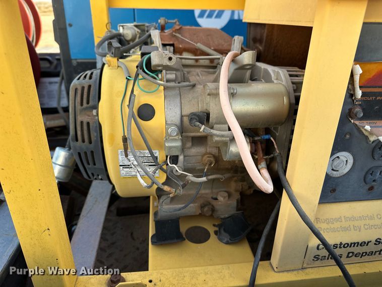 image for item DQ7718 2006 Chevrolet Silverado 2500HD Crew Cab flatbed pickup truck