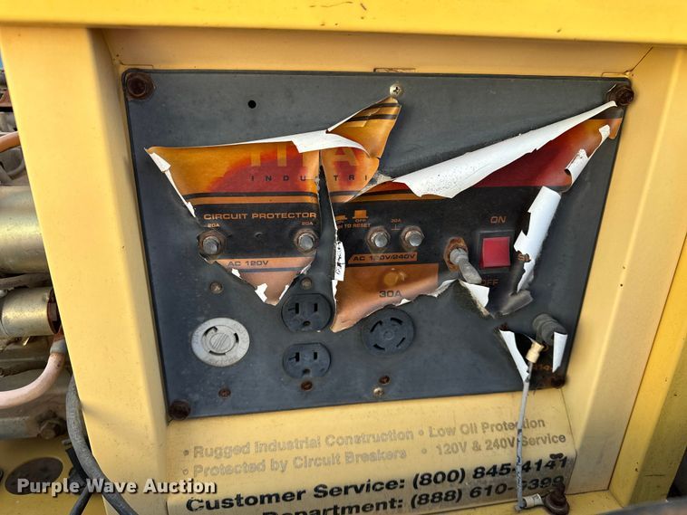 image for item DQ7718 2006 Chevrolet Silverado 2500HD Crew Cab flatbed pickup truck