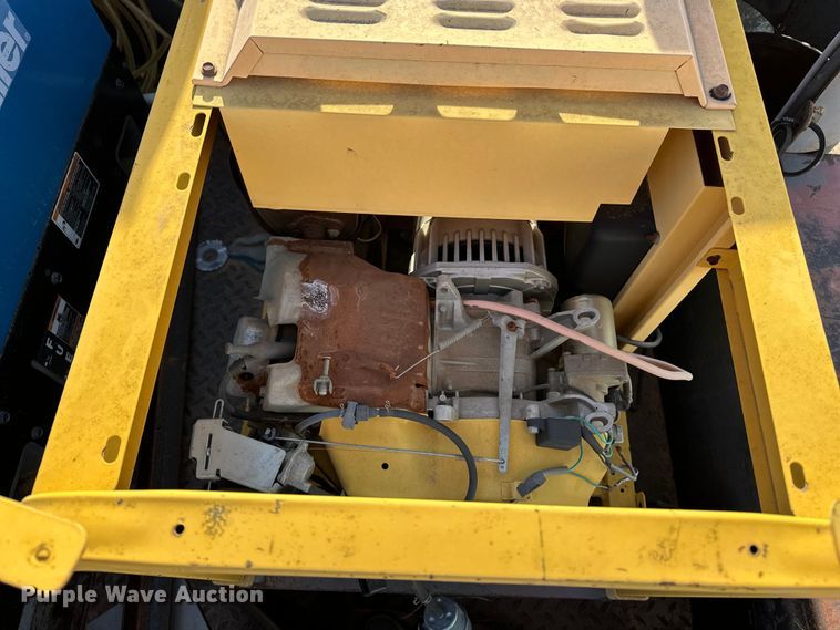 image for item DQ7718 2006 Chevrolet Silverado 2500HD Crew Cab flatbed pickup truck