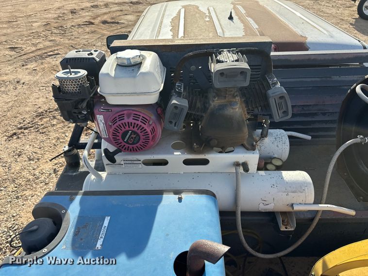 image for item DQ7718 2006 Chevrolet Silverado 2500HD Crew Cab flatbed pickup truck