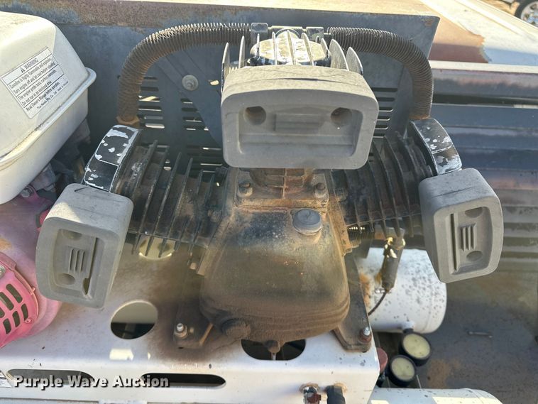 image for item DQ7718 2006 Chevrolet Silverado 2500HD Crew Cab flatbed pickup truck