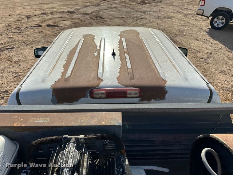 image for item DQ7718 2006 Chevrolet Silverado 2500HD Crew Cab flatbed pickup truck