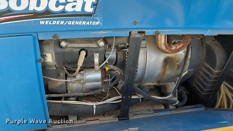 image for item DQ7718 2006 Chevrolet Silverado 2500HD Crew Cab flatbed pickup truck