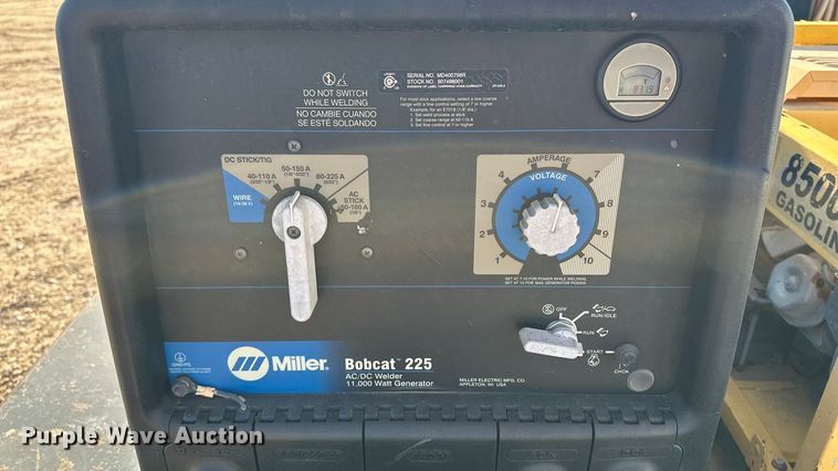 image for item DQ7718 2006 Chevrolet Silverado 2500HD Crew Cab flatbed pickup truck