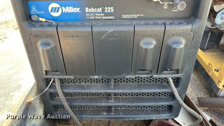 image for item DQ7718 2006 Chevrolet Silverado 2500HD Crew Cab flatbed pickup truck