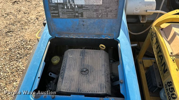 image for item DQ7718 2006 Chevrolet Silverado 2500HD Crew Cab flatbed pickup truck