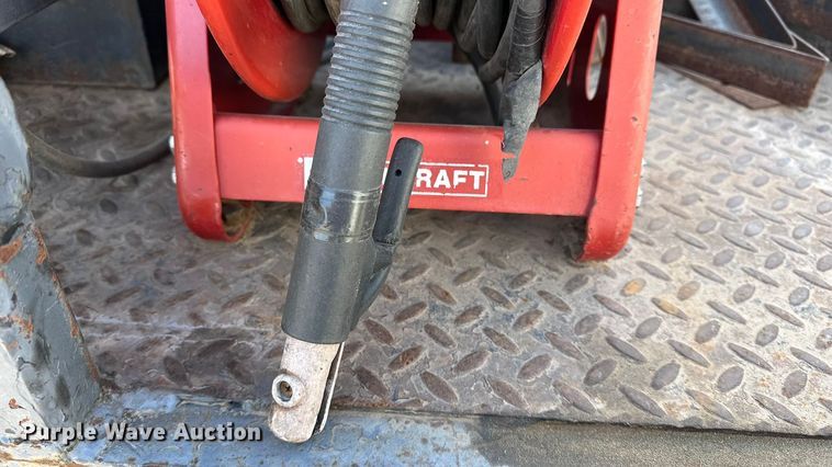 image for item DQ7718 2006 Chevrolet Silverado 2500HD Crew Cab flatbed pickup truck