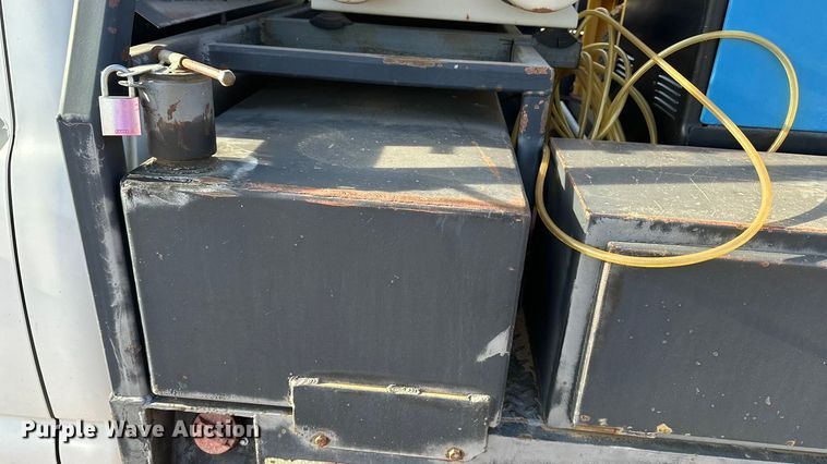 image for item DQ7718 2006 Chevrolet Silverado 2500HD Crew Cab flatbed pickup truck