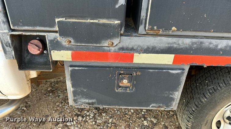 image for item DQ7718 2006 Chevrolet Silverado 2500HD Crew Cab flatbed pickup truck