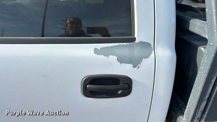 image for item DQ7718 2006 Chevrolet Silverado 2500HD Crew Cab flatbed pickup truck