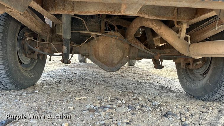 image for item DQ7718 2006 Chevrolet Silverado 2500HD Crew Cab flatbed pickup truck