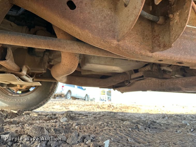 image for item DQ7718 2006 Chevrolet Silverado 2500HD Crew Cab flatbed pickup truck