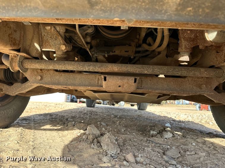 image for item DQ7718 2006 Chevrolet Silverado 2500HD Crew Cab flatbed pickup truck