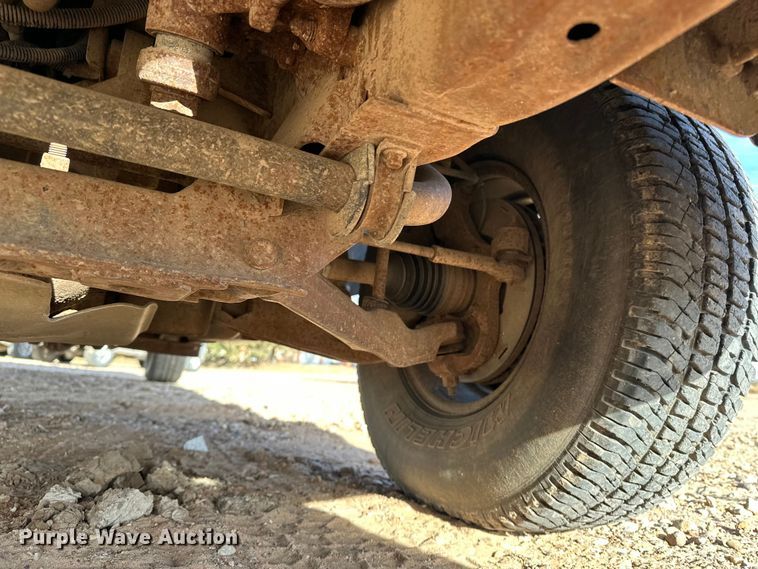 image for item DQ7718 2006 Chevrolet Silverado 2500HD Crew Cab flatbed pickup truck