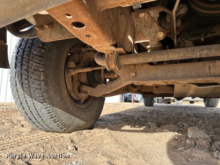 image for item DQ7718 2006 Chevrolet Silverado 2500HD Crew Cab flatbed pickup truck