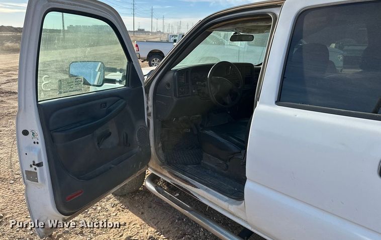 image for item DQ7718 2006 Chevrolet Silverado 2500HD Crew Cab flatbed pickup truck