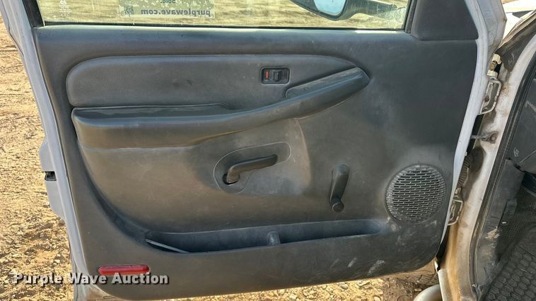 image for item DQ7718 2006 Chevrolet Silverado 2500HD Crew Cab flatbed pickup truck