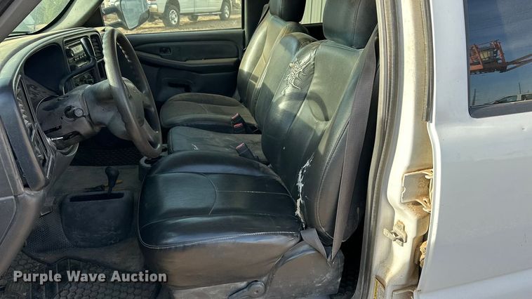 image for item DQ7718 2006 Chevrolet Silverado 2500HD Crew Cab flatbed pickup truck