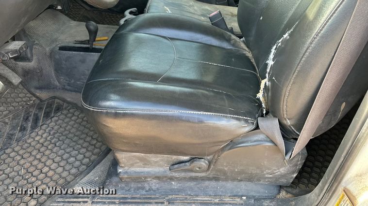 image for item DQ7718 2006 Chevrolet Silverado 2500HD Crew Cab flatbed pickup truck