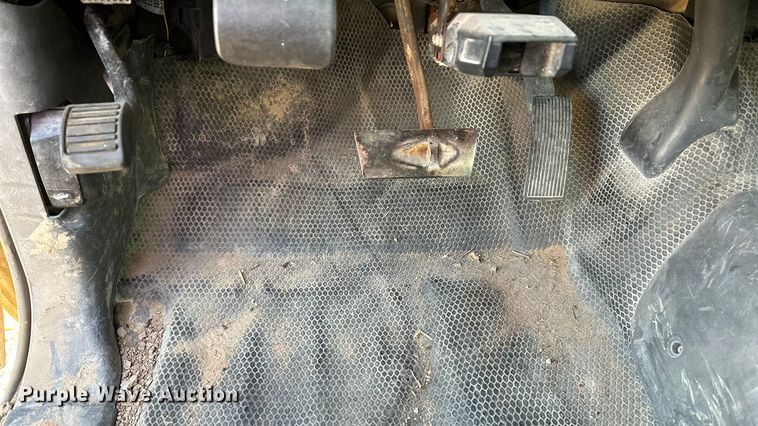 image for item DQ7718 2006 Chevrolet Silverado 2500HD Crew Cab flatbed pickup truck