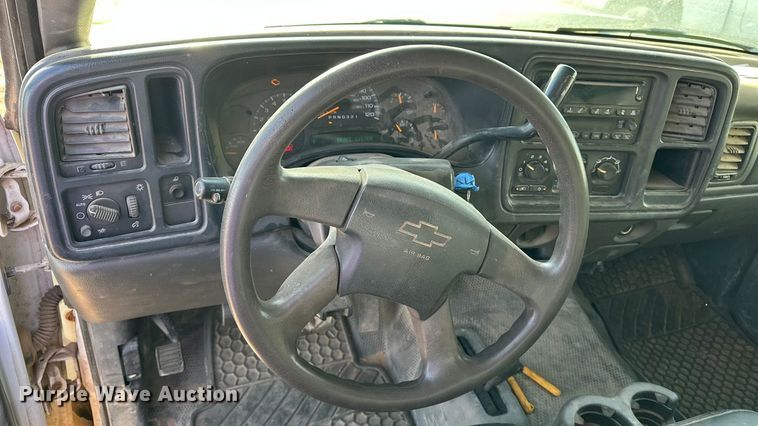 image for item DQ7718 2006 Chevrolet Silverado 2500HD Crew Cab flatbed pickup truck