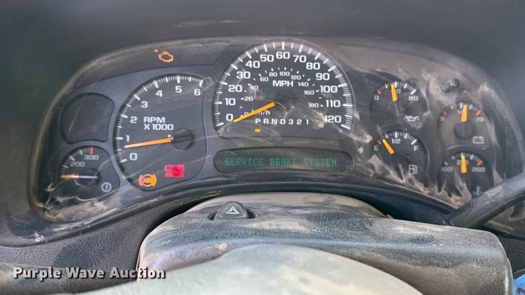 image for item DQ7718 2006 Chevrolet Silverado 2500HD Crew Cab flatbed pickup truck