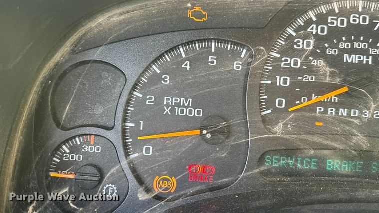 image for item DQ7718 2006 Chevrolet Silverado 2500HD Crew Cab flatbed pickup truck