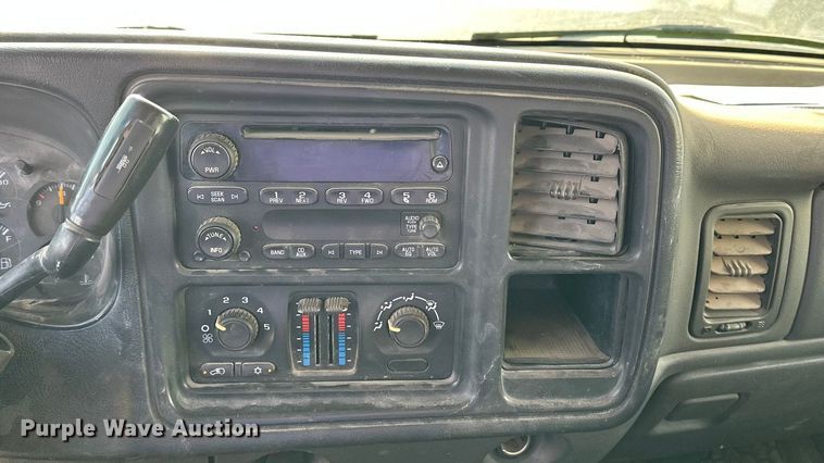 image for item DQ7718 2006 Chevrolet Silverado 2500HD Crew Cab flatbed pickup truck