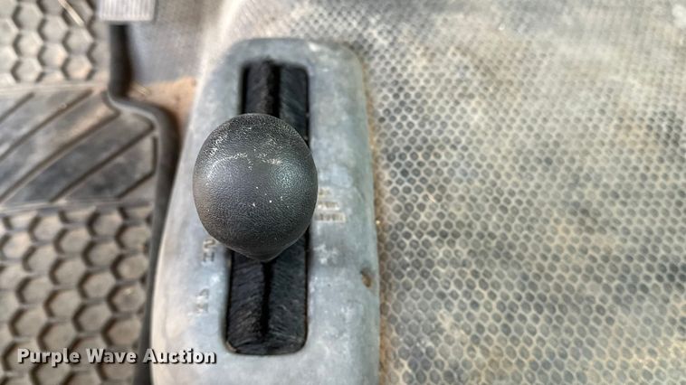 image for item DQ7718 2006 Chevrolet Silverado 2500HD Crew Cab flatbed pickup truck