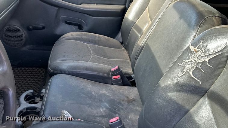 image for item DQ7718 2006 Chevrolet Silverado 2500HD Crew Cab flatbed pickup truck