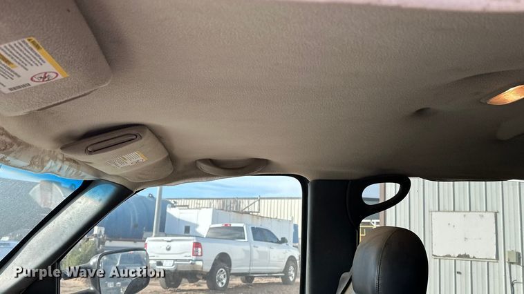 image for item DQ7718 2006 Chevrolet Silverado 2500HD Crew Cab flatbed pickup truck