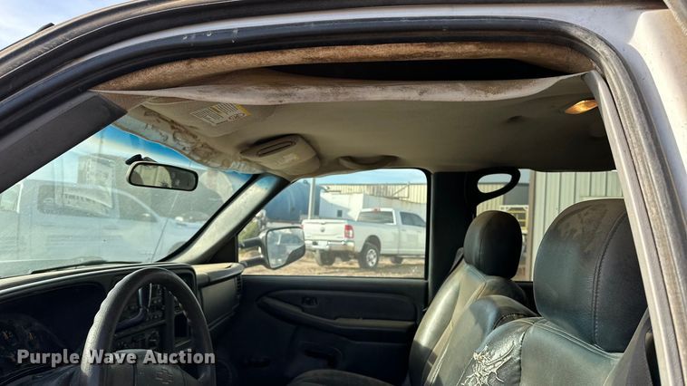 image for item DQ7718 2006 Chevrolet Silverado 2500HD Crew Cab flatbed pickup truck