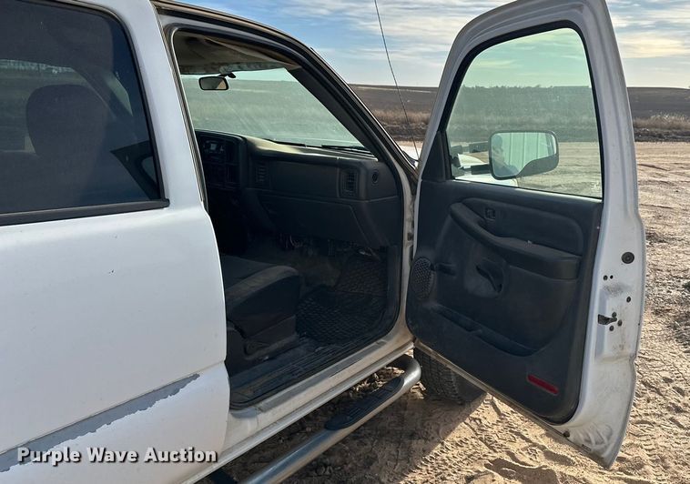 image for item DQ7718 2006 Chevrolet Silverado 2500HD Crew Cab flatbed pickup truck