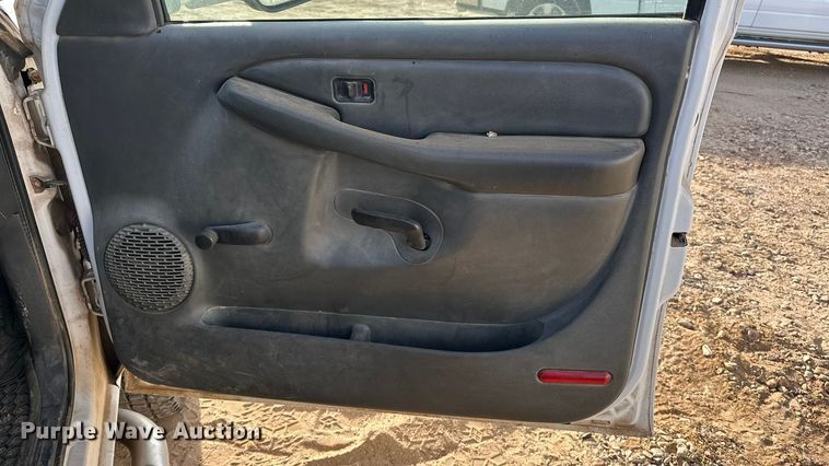 image for item DQ7718 2006 Chevrolet Silverado 2500HD Crew Cab flatbed pickup truck