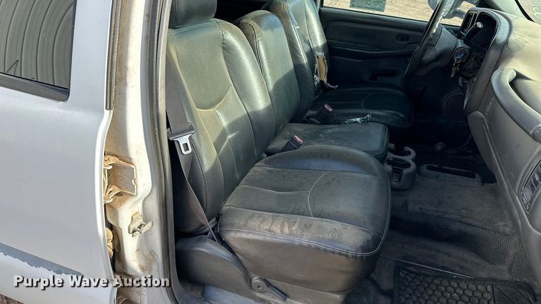 image for item DQ7718 2006 Chevrolet Silverado 2500HD Crew Cab flatbed pickup truck