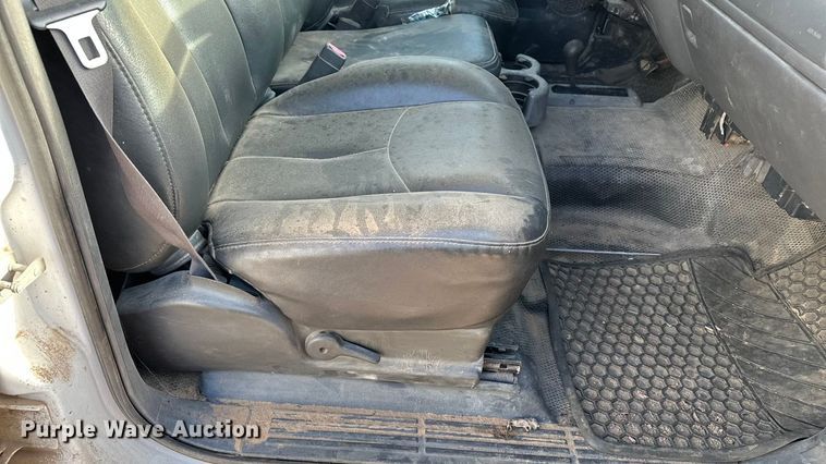 image for item DQ7718 2006 Chevrolet Silverado 2500HD Crew Cab flatbed pickup truck