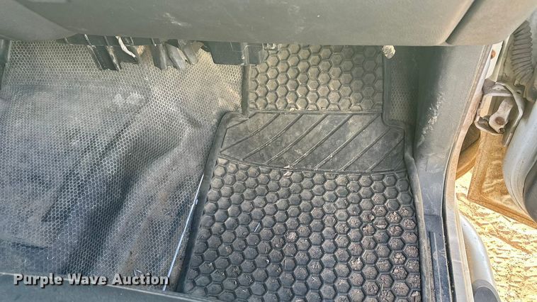 image for item DQ7718 2006 Chevrolet Silverado 2500HD Crew Cab flatbed pickup truck