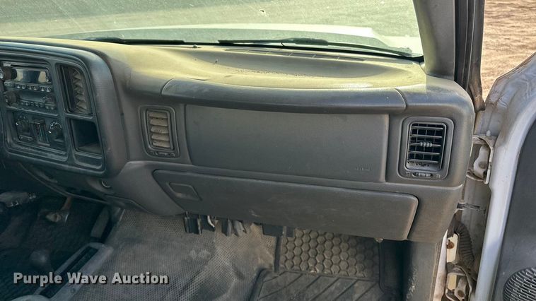 image for item DQ7718 2006 Chevrolet Silverado 2500HD Crew Cab flatbed pickup truck