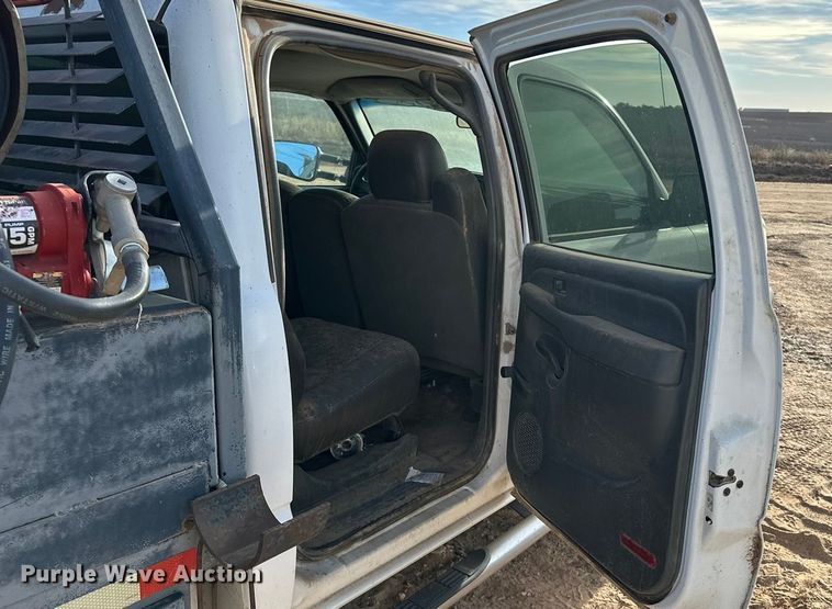 image for item DQ7718 2006 Chevrolet Silverado 2500HD Crew Cab flatbed pickup truck