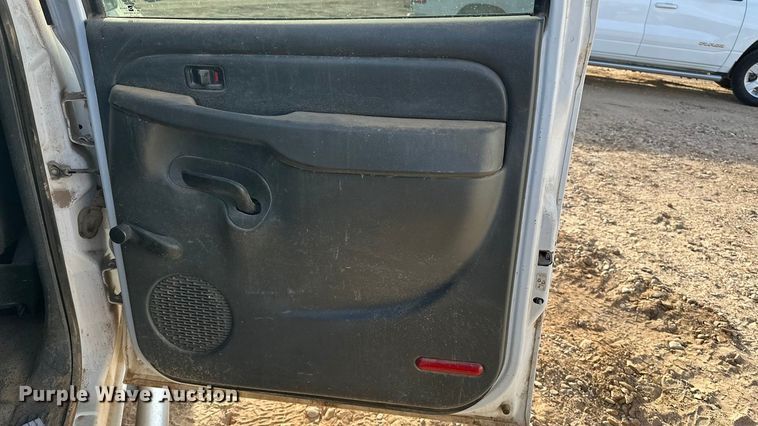 image for item DQ7718 2006 Chevrolet Silverado 2500HD Crew Cab flatbed pickup truck