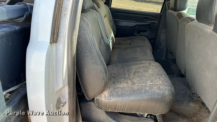 image for item DQ7718 2006 Chevrolet Silverado 2500HD Crew Cab flatbed pickup truck