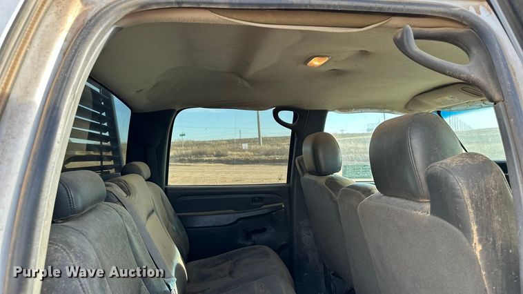 image for item DQ7718 2006 Chevrolet Silverado 2500HD Crew Cab flatbed pickup truck