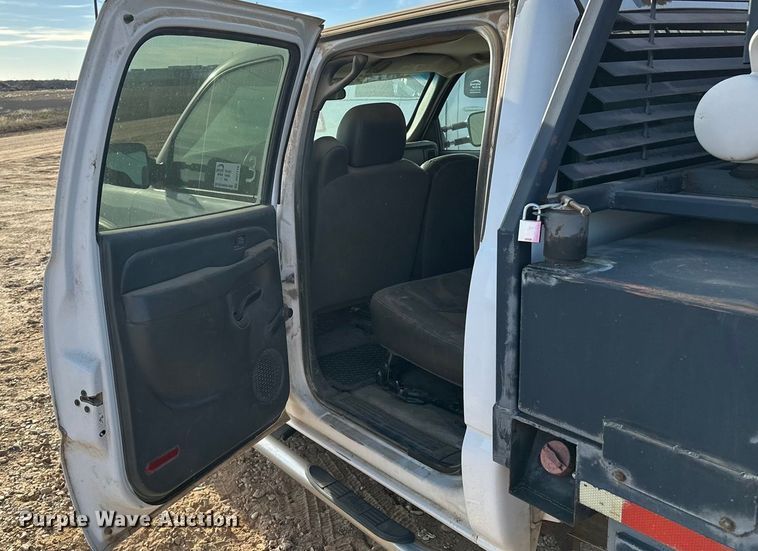 image for item DQ7718 2006 Chevrolet Silverado 2500HD Crew Cab flatbed pickup truck