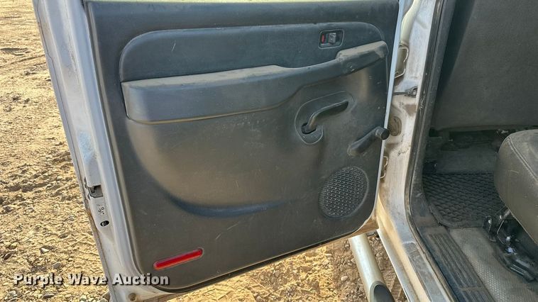 image for item DQ7718 2006 Chevrolet Silverado 2500HD Crew Cab flatbed pickup truck