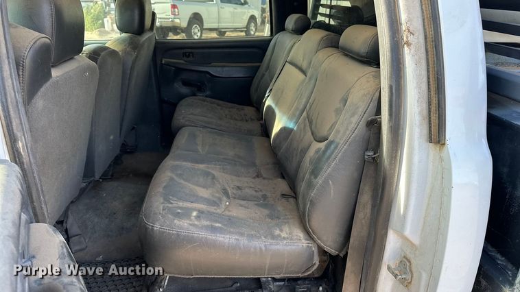 image for item DQ7718 2006 Chevrolet Silverado 2500HD Crew Cab flatbed pickup truck