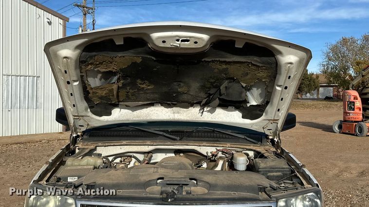 image for item DQ7718 2006 Chevrolet Silverado 2500HD Crew Cab flatbed pickup truck