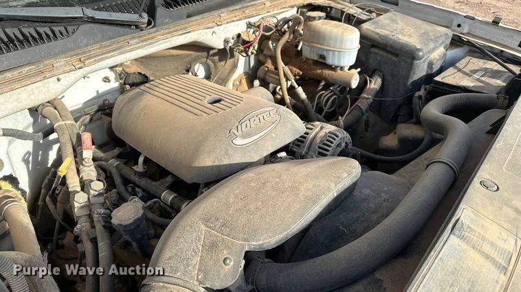 image for item DQ7718 2006 Chevrolet Silverado 2500HD Crew Cab flatbed pickup truck