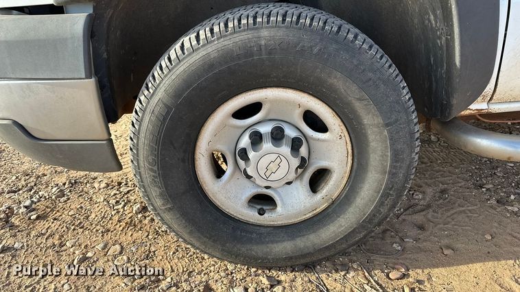 image for item DQ7718 2006 Chevrolet Silverado 2500HD Crew Cab flatbed pickup truck