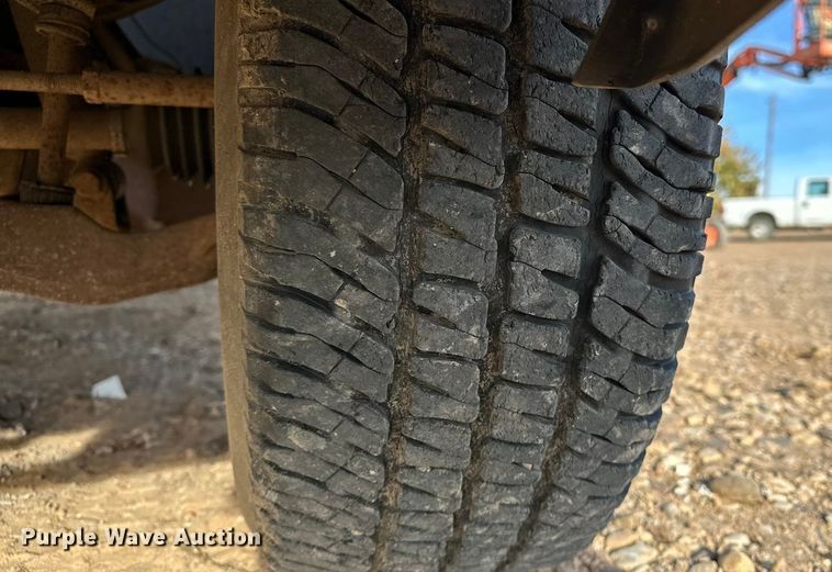 image for item DQ7718 2006 Chevrolet Silverado 2500HD Crew Cab flatbed pickup truck